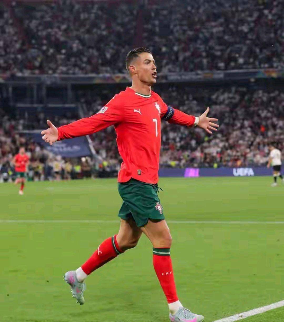 包含双方对决：球队实力对比成为球场上的最大亮点的词条